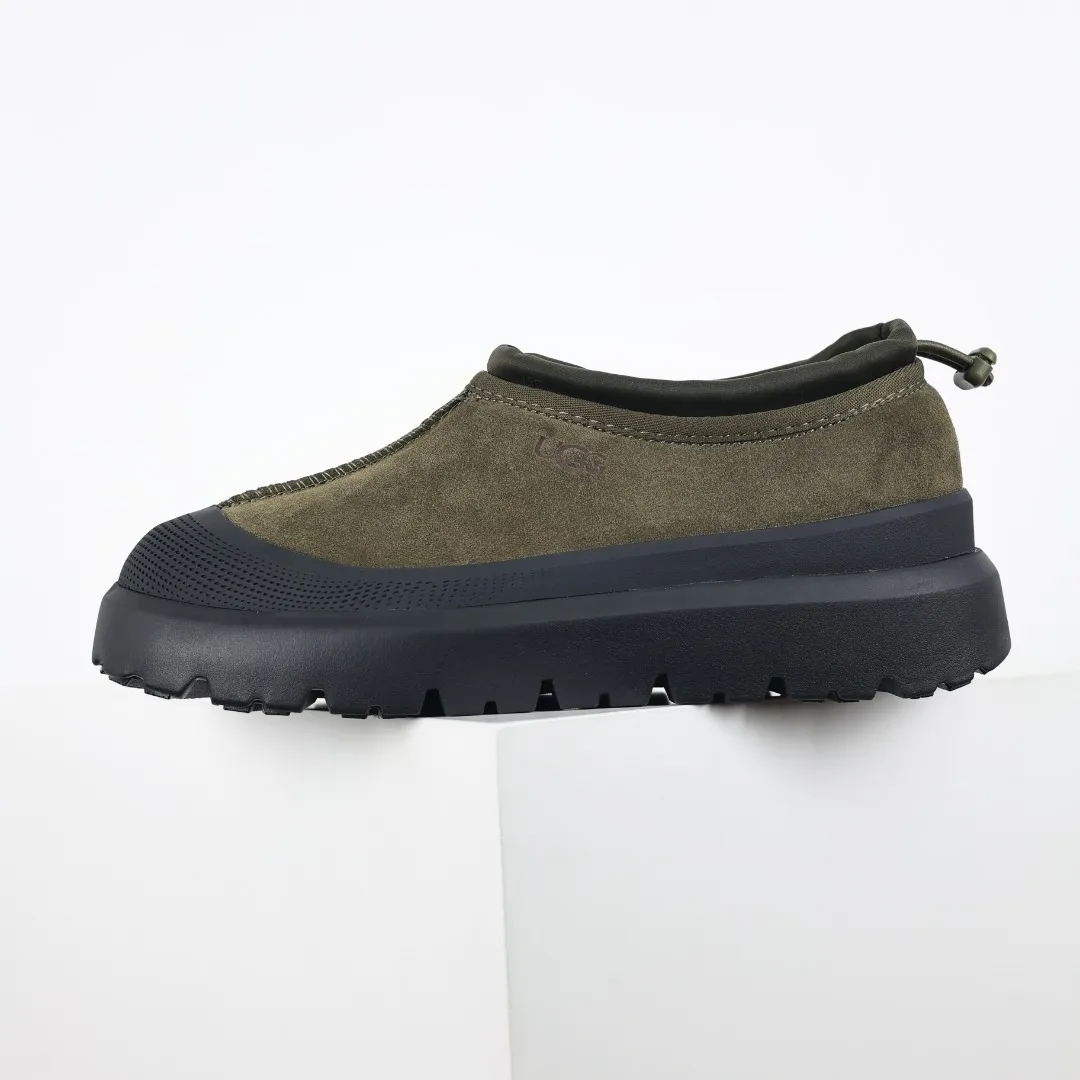 Pick up locally 💰620 Core recommendation Good price Cashmere insoles are a good choice for keeping warm in winter and at home. In the new year, uug launched a series of styles, which are partially geared towards the preferences of young consumers and are also at the forefront of fashion trends. Shoe body material Water-repellent coated suede upper 17mm UGGPURE™ implanted wool insole Lightweight non-slip comfortable rubber outsole With brand LOGO Trademark Comes with a full set of packaging Size: 40 41 42 43 44